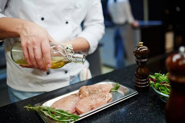 iessen Poulet an Olivenueleg op enger ketogener Ernährung